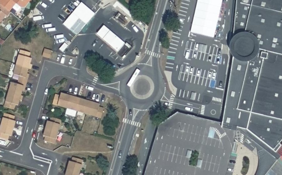 Vue aérienne du Rond-point anonyme n°555934029