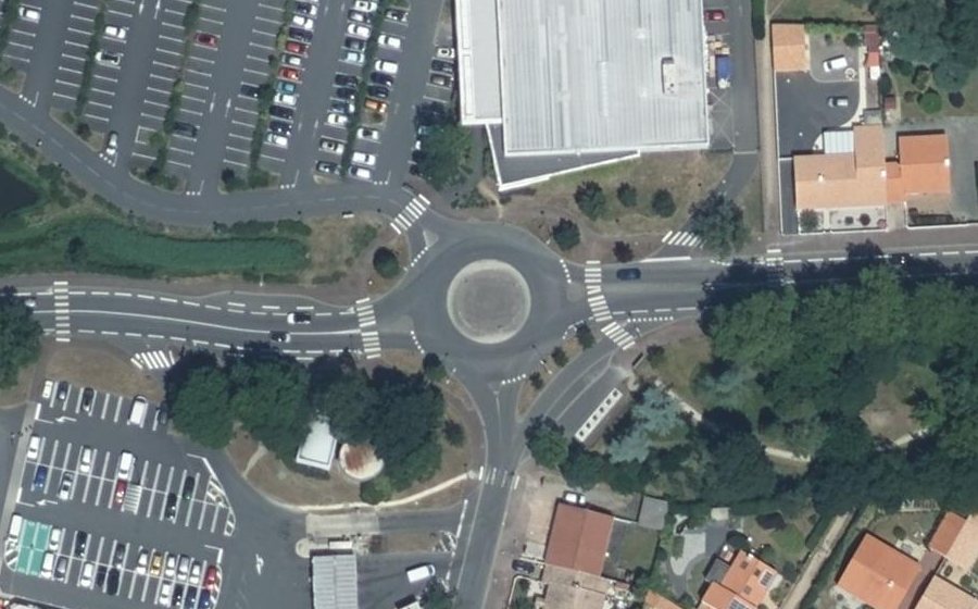 Vue aérienne du Rond-point anonyme n°555936311
