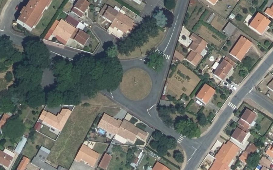 Vue aérienne du Rond-point anonyme n°555948530
