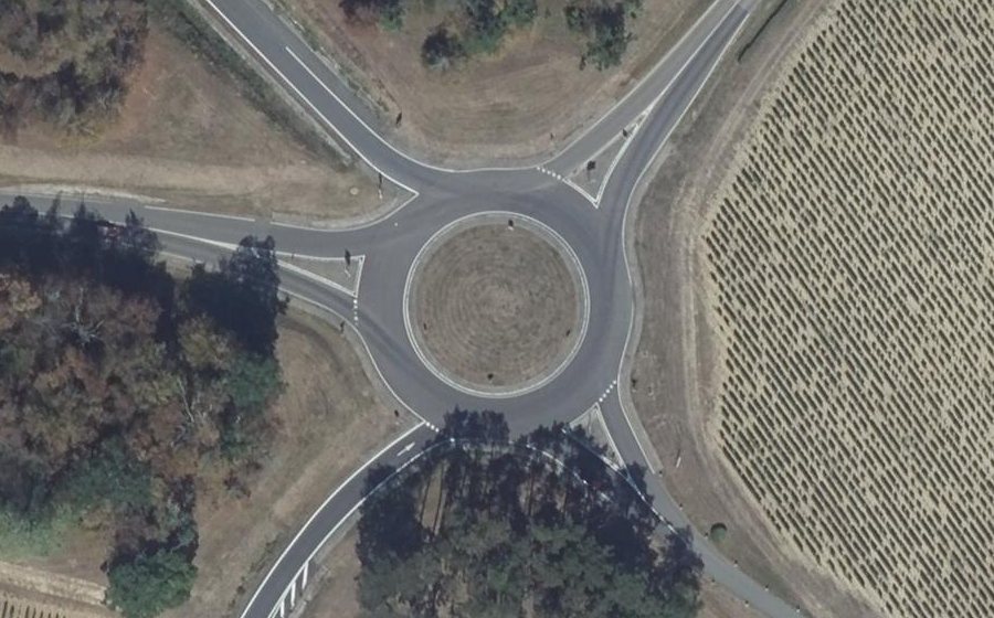 Vue aérienne du Rond-point anonyme n°55605641