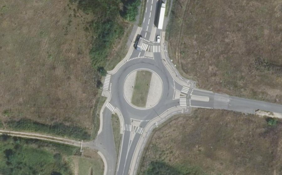 Vue aérienne du Rond-point anonyme n°556084030