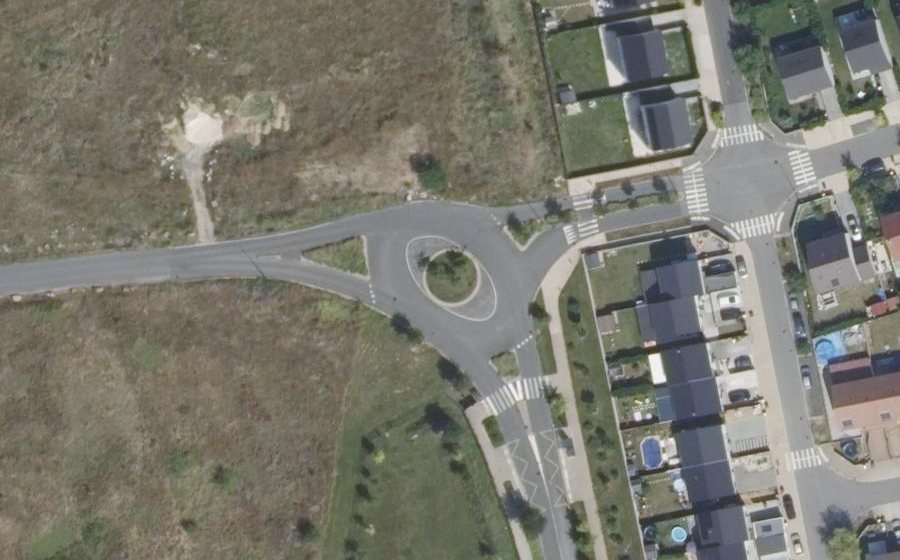 Vue aérienne du Rond-point anonyme n°556084033
