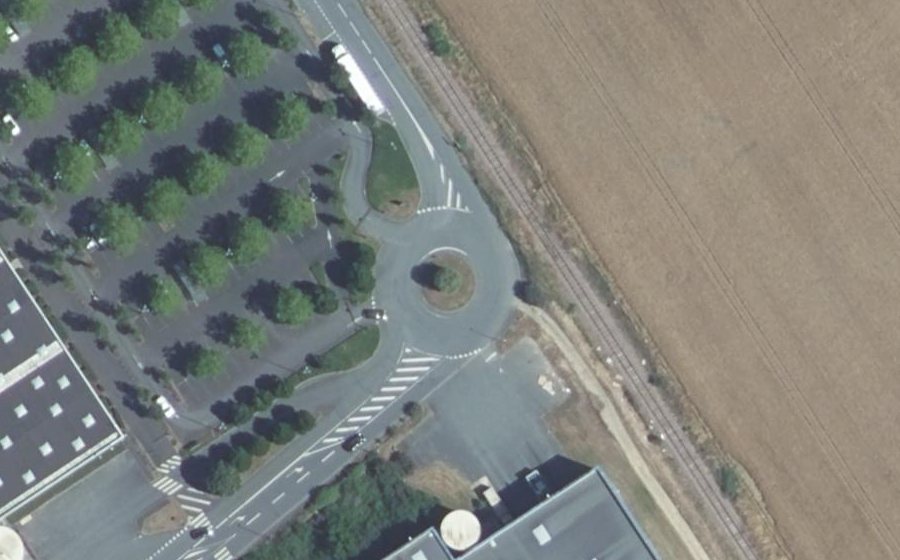 Vue aérienne du Rond-point anonyme n°55611064
