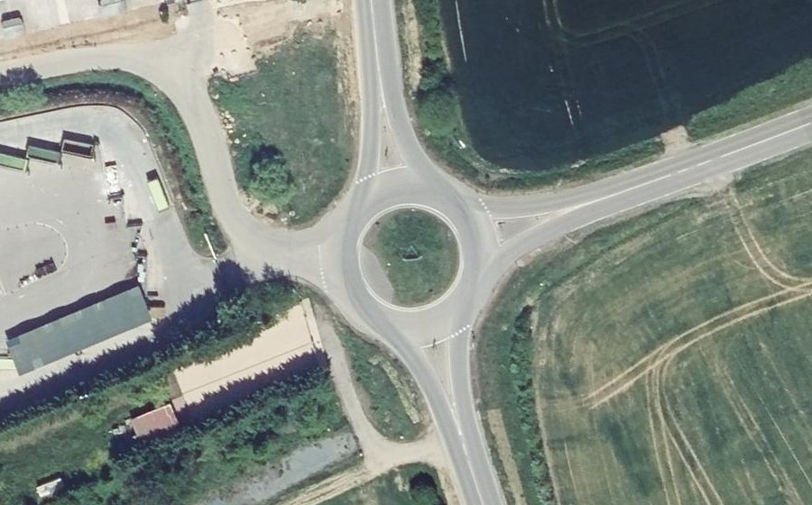 Vue aérienne du Rond-point anonyme n°556144098