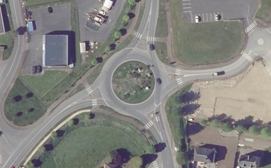 Vue aérienne du Rond-point anonyme n°55625280