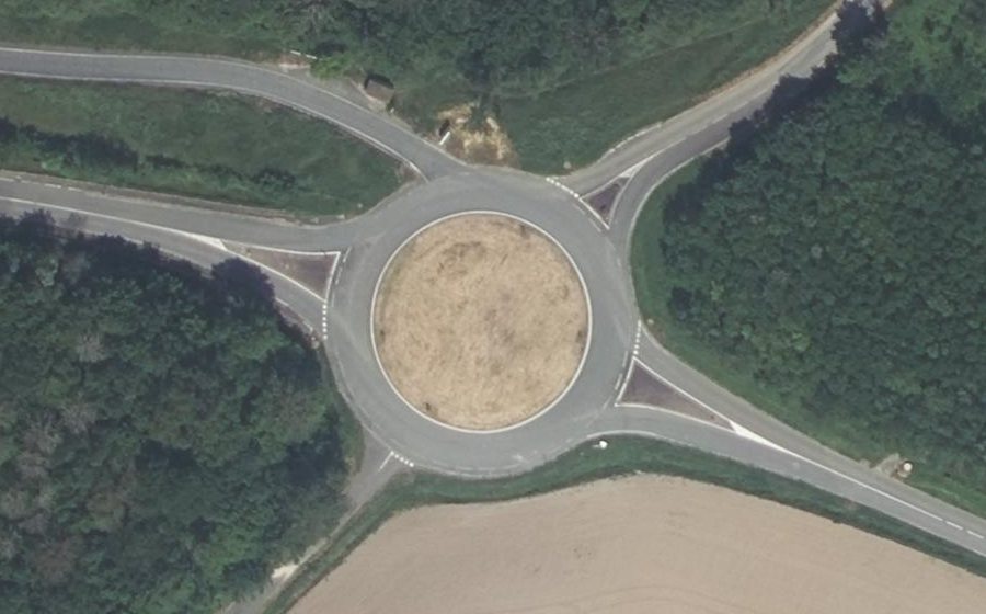 Vue aérienne du Rond-point anonyme n°55625740