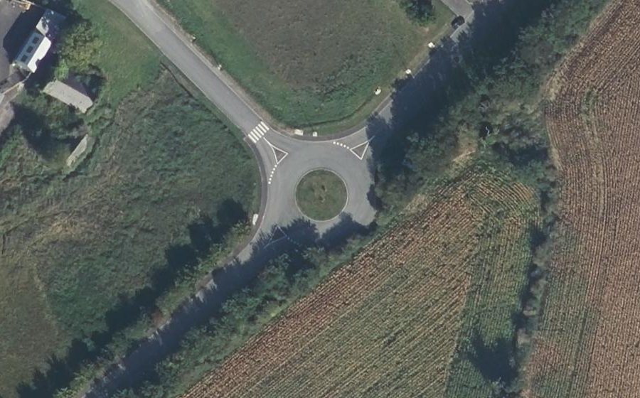Vue aérienne du Rond-point anonyme n°556461421