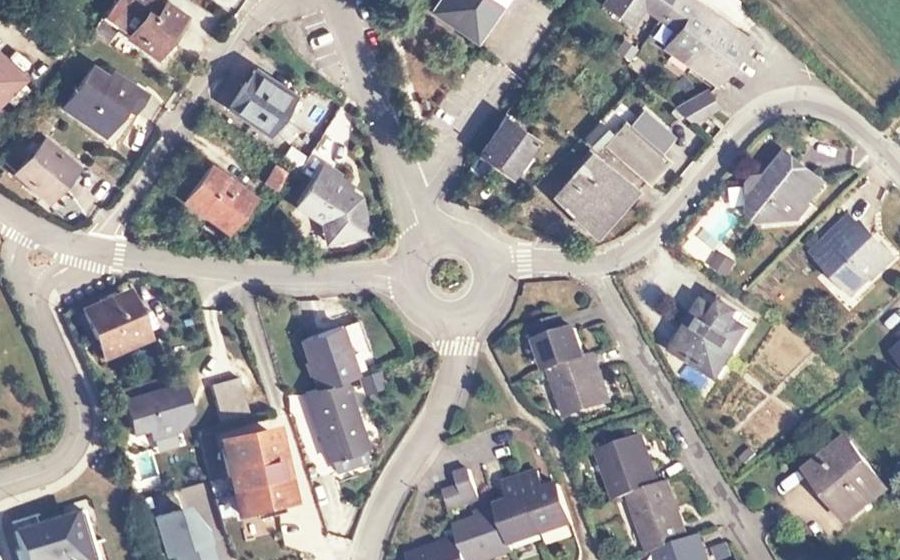 Vue aérienne du Rond-point anonyme n°55682439