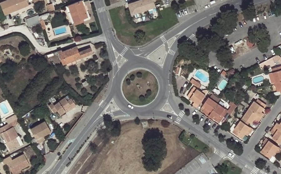 Vue aérienne du Rond-point anonyme n°557043696