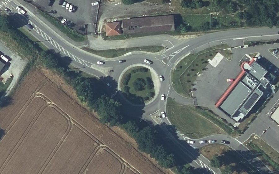 Vue aérienne du Rond-point anonyme n°557050173