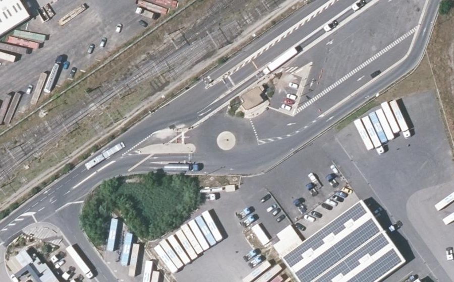 Vue aérienne du Rond-point anonyme n°557055313