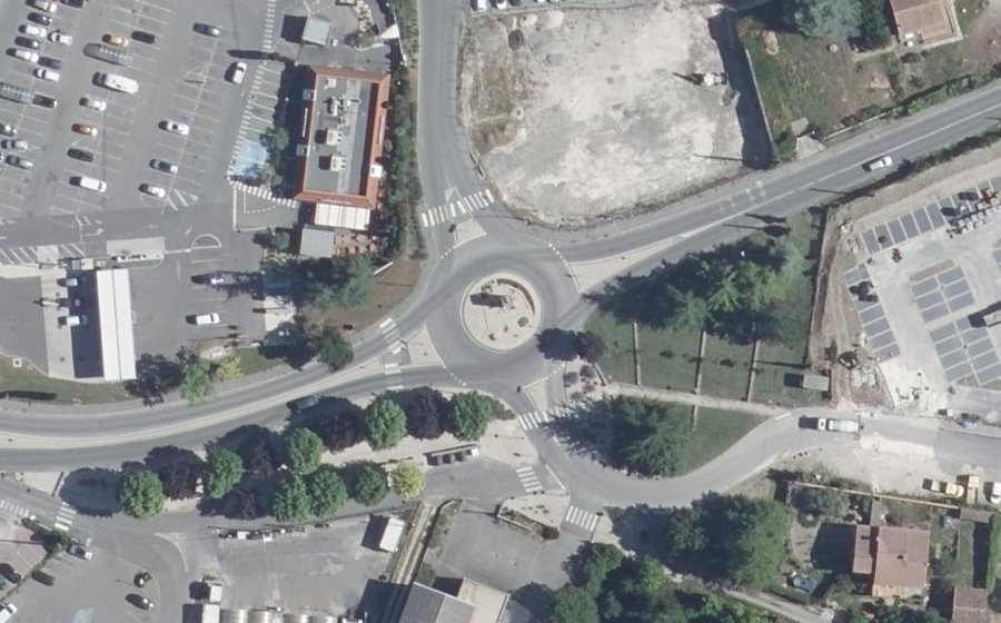 Vue aérienne du Rond-point anonyme n°557062647