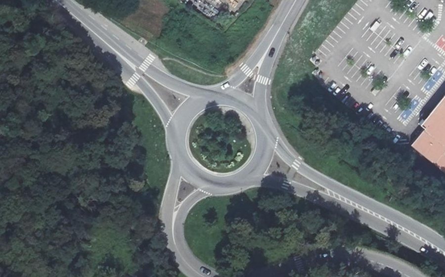 Vue aérienne du Rond-point anonyme n°55710433