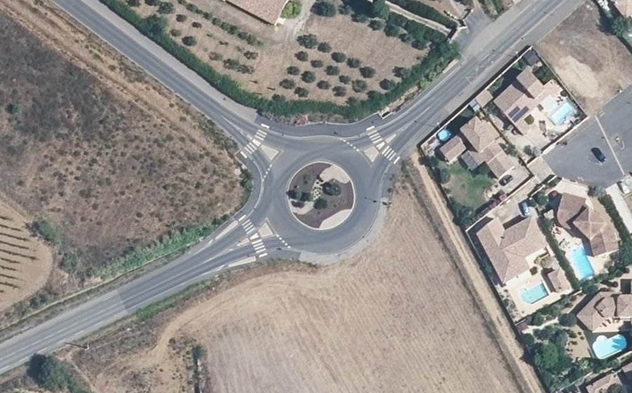Vue aérienne du Rond-point anonyme n°557498953