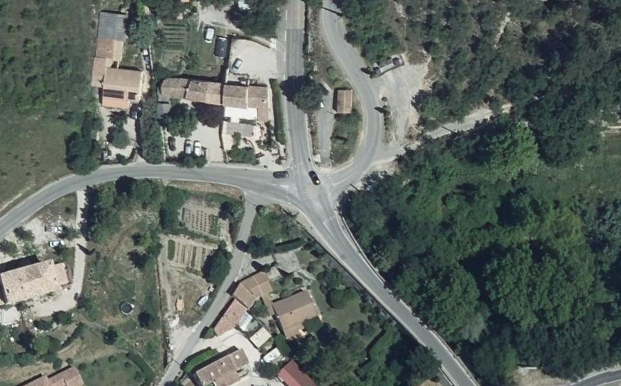 Vue aérienne du Rond-point anonyme n°557630420