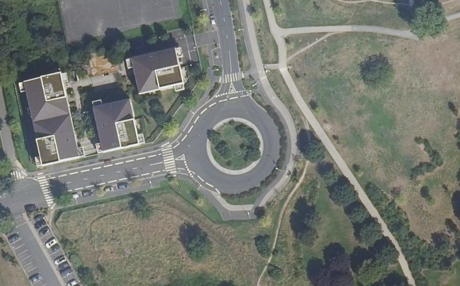 Vue aérienne du Rond-point anonyme n°557936005