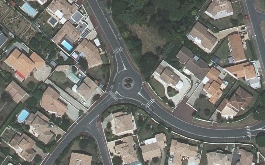 Vue aérienne du Rond-point anonyme n°55795143