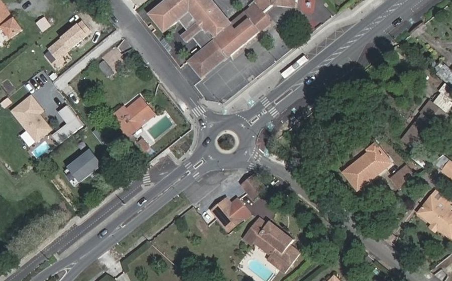 Vue aérienne du Rond-point anonyme n°557995287