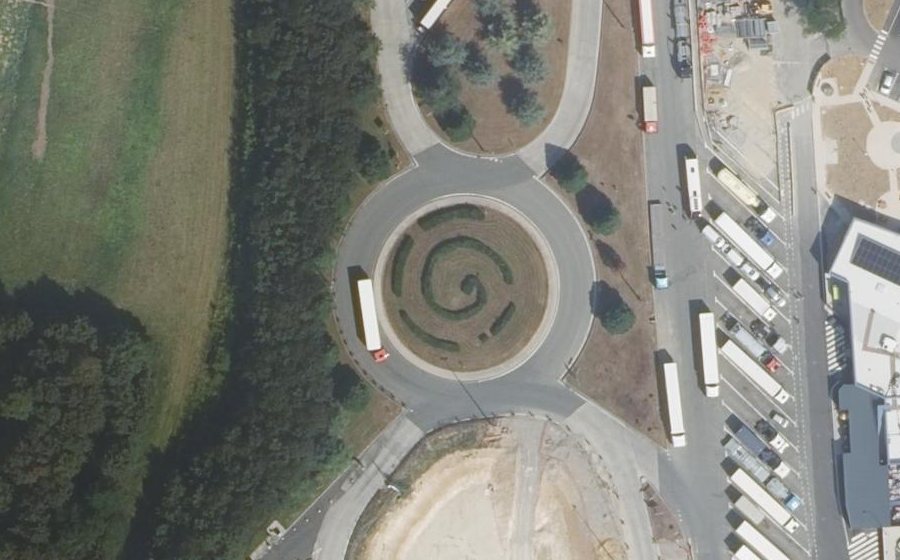 Vue aérienne du Rond-point anonyme n°55801553