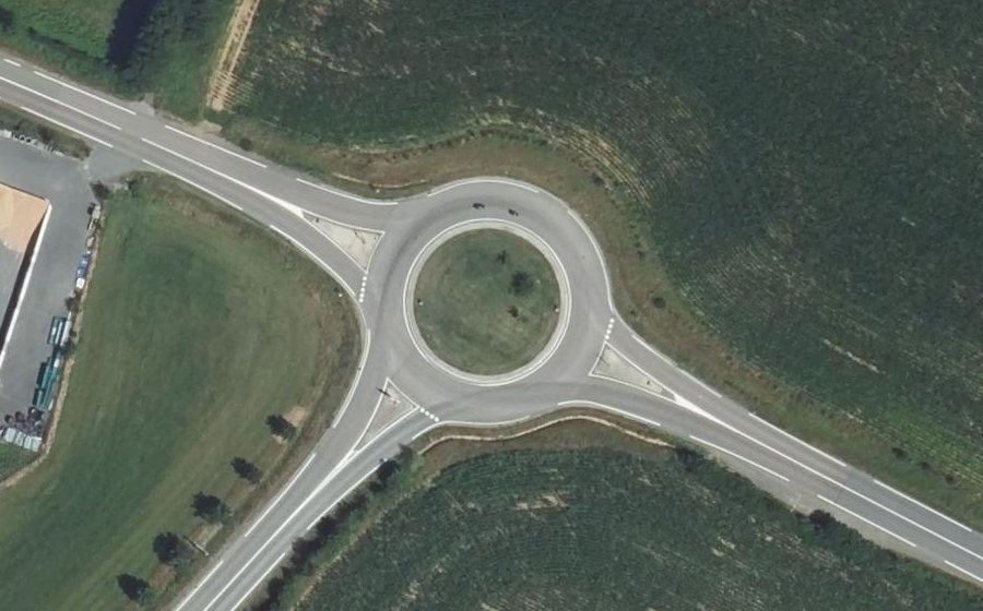Vue aérienne du Rond-point anonyme n°55805474