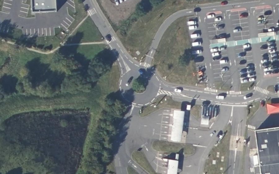 Vue aérienne du Rond-point anonyme n°55820099