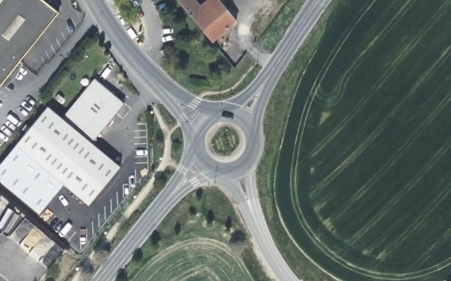 Vue aérienne du Rond-point anonyme n°55821090