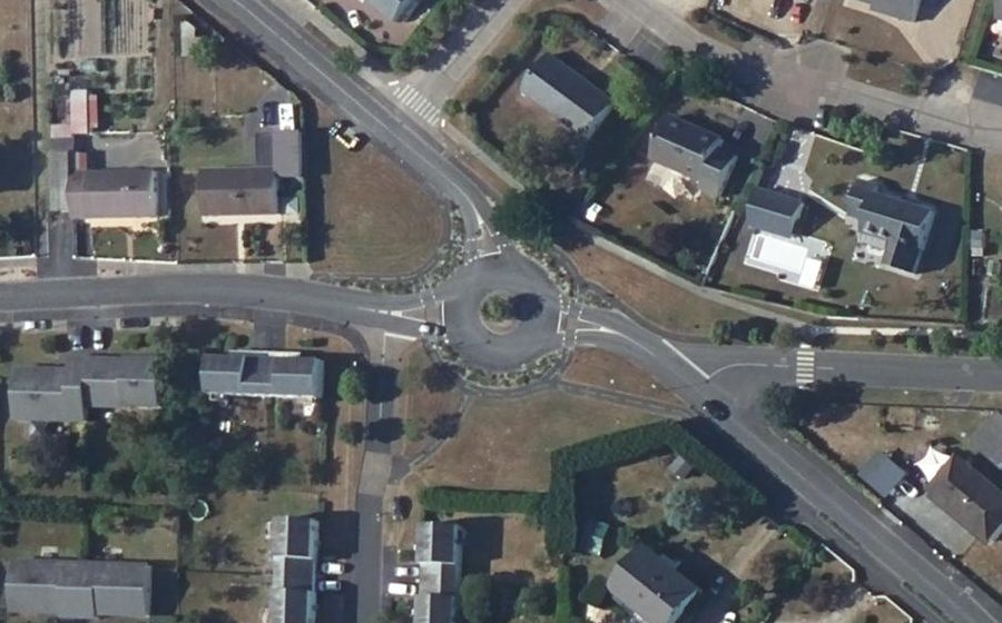 Vue aérienne du Rond-point anonyme n°55825758