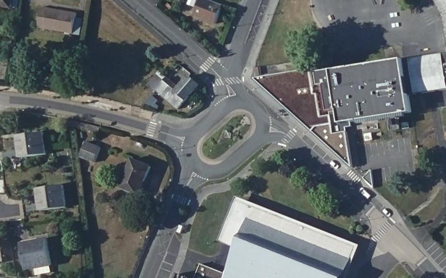 Vue aérienne du Rond-point anonyme n°55825760