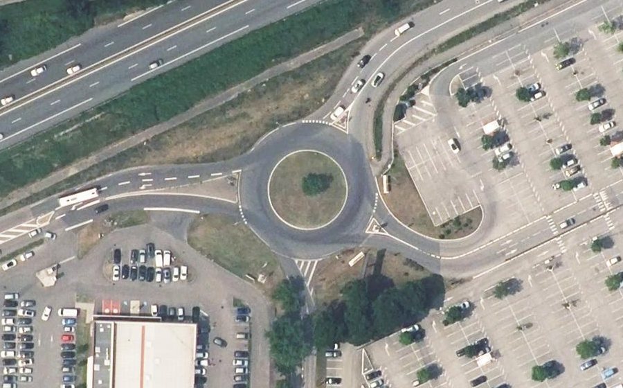 Vue aérienne du Rond-point anonyme n°55891840