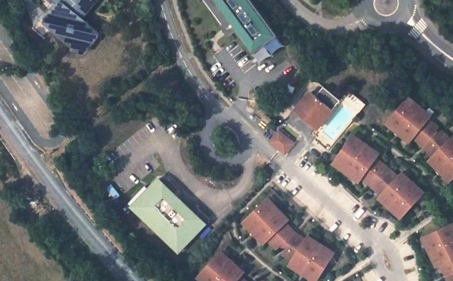 Vue aérienne du Rond-point anonyme n°55893143