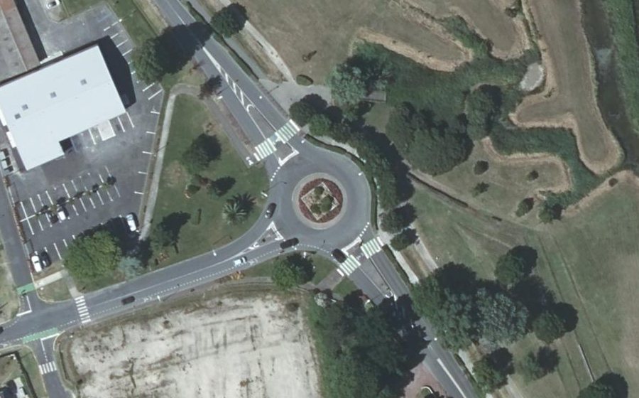 Vue aérienne du Rond-point anonyme n°56013176