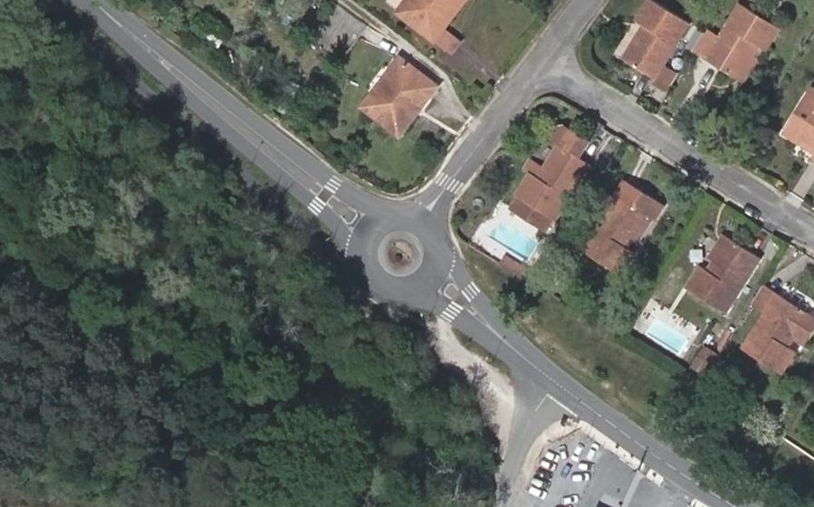 Vue aérienne du Rond-point anonyme n°56030967