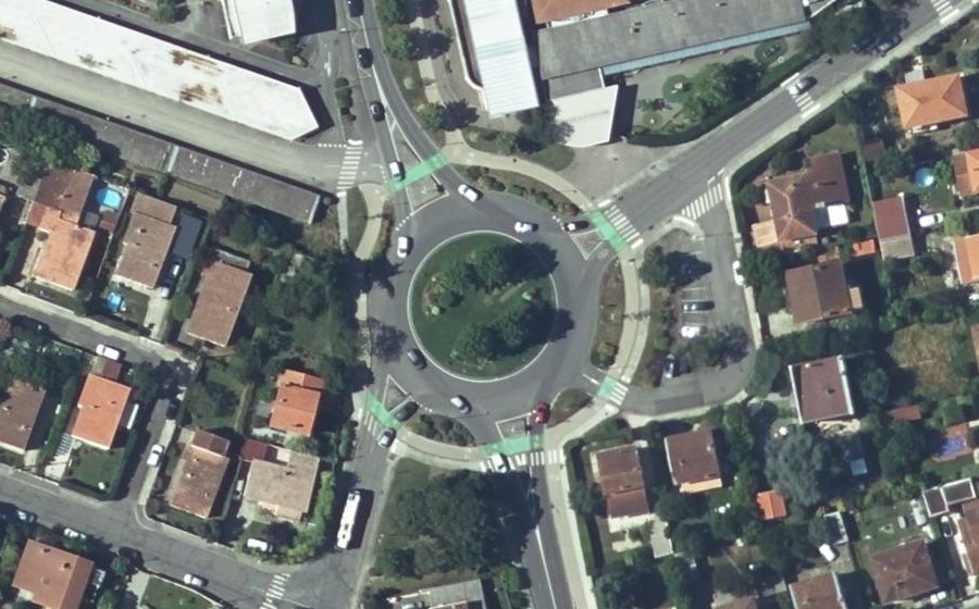 Vue aérienne du Rond-point anonyme n°560368524