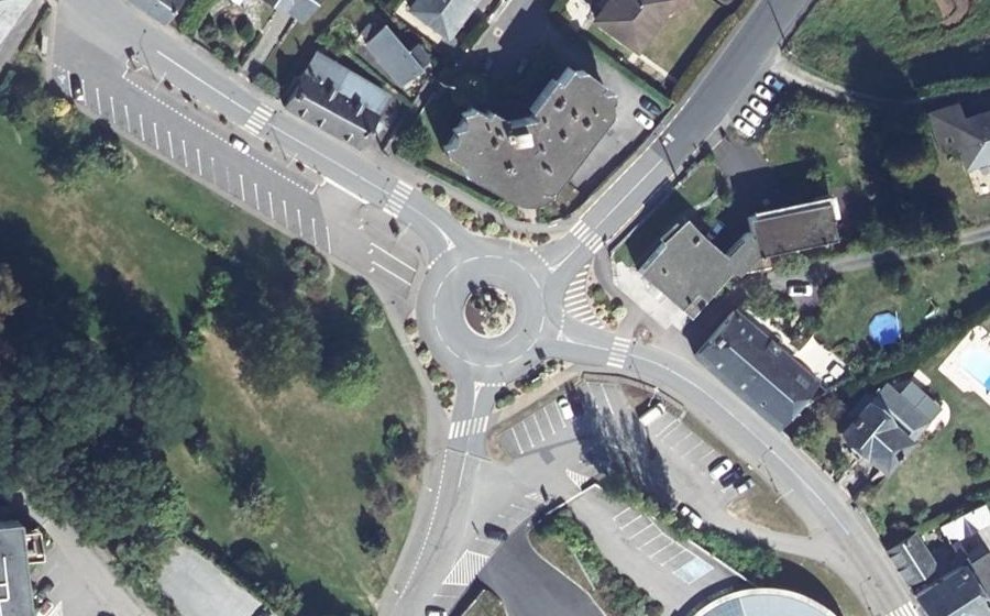 Vue aérienne du Rond-point anonyme n°560398602