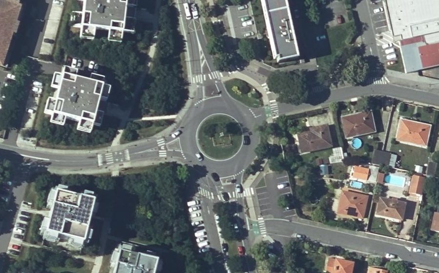 Vue aérienne du Rond-point anonyme n°560478698