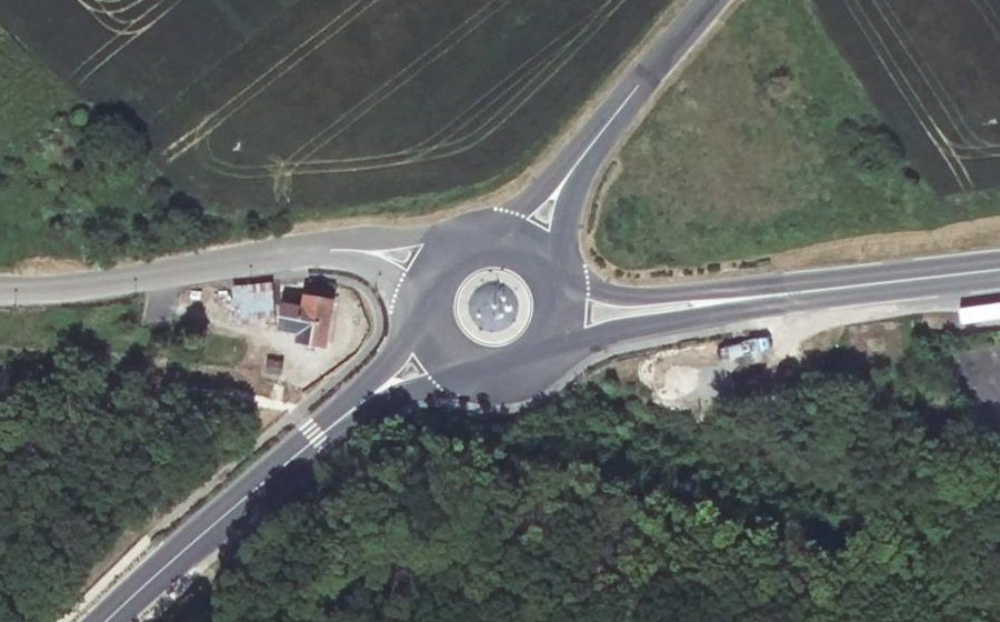 Vue aérienne du Rond-point anonyme n°560536557