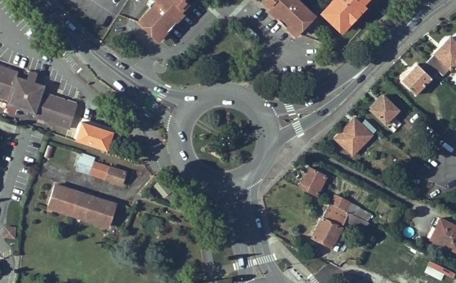 Vue aérienne du Rond-point anonyme n°560549404