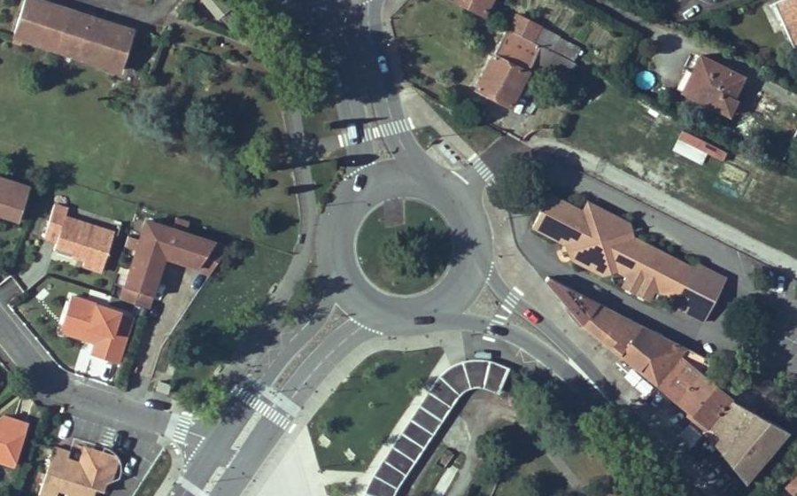 Vue aérienne du Rond-point anonyme n°560549408
