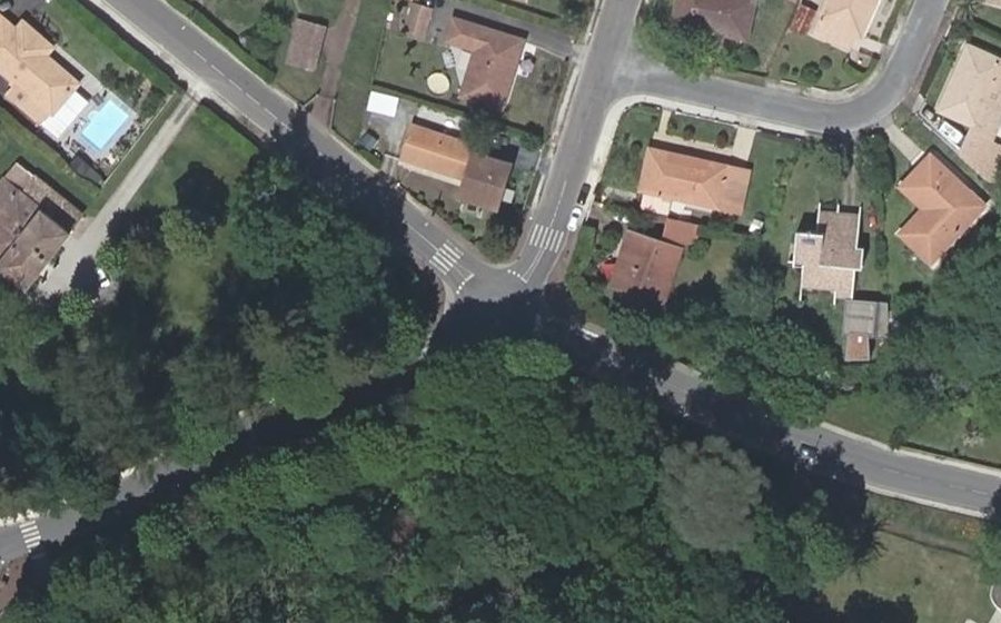 Vue aérienne du Rond-point anonyme n°56055099
