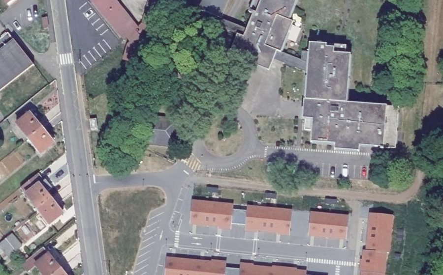 Vue aérienne du Rond-point anonyme n°560725325