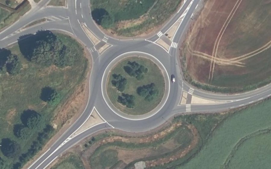 Vue aérienne du Rond-point anonyme n°560757040