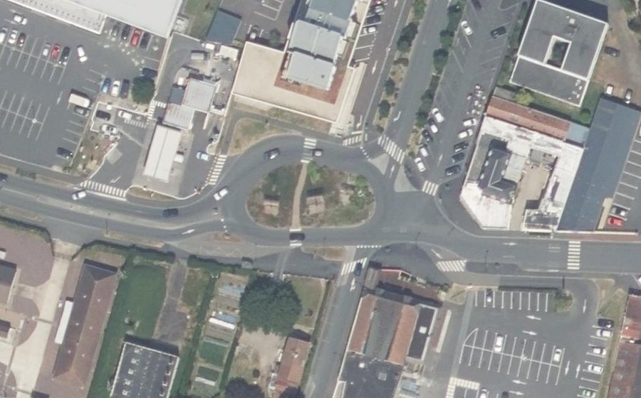 Vue aérienne du Rond-point anonyme n°560979494