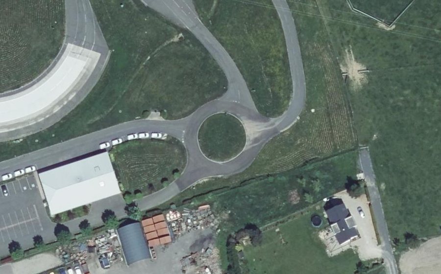 Vue aérienne du Rond-point anonyme n°561000951
