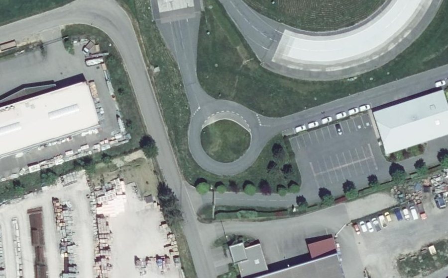 Vue aérienne du Rond-point anonyme n°561000953