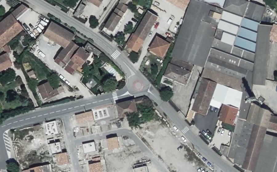 Vue aérienne du Rond-point anonyme n°561284054