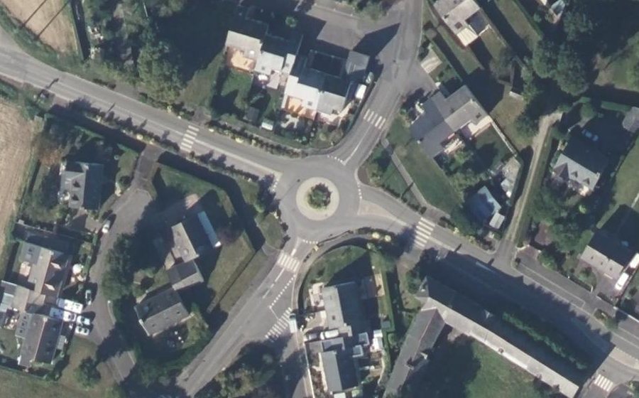 Vue aérienne du Rond-point anonyme n°56140944