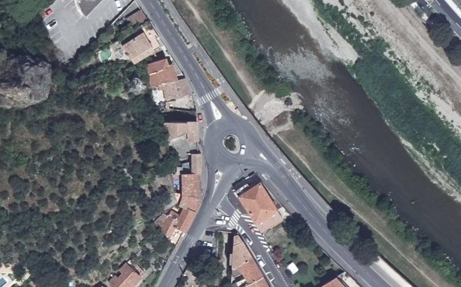 Vue aérienne du Rond-point anonyme n°56158945