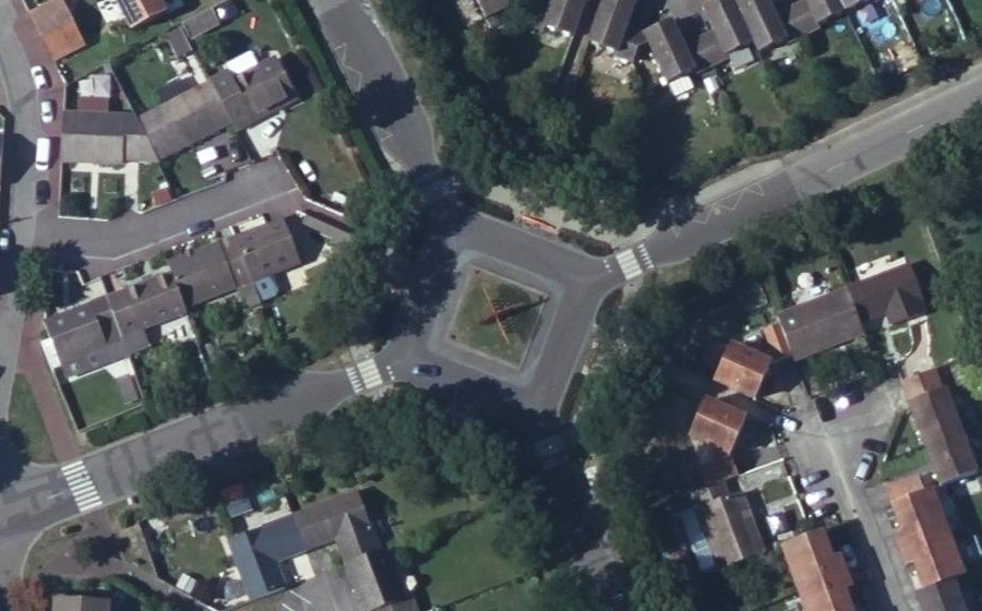 Vue aérienne du Rond-point anonyme n°561693609