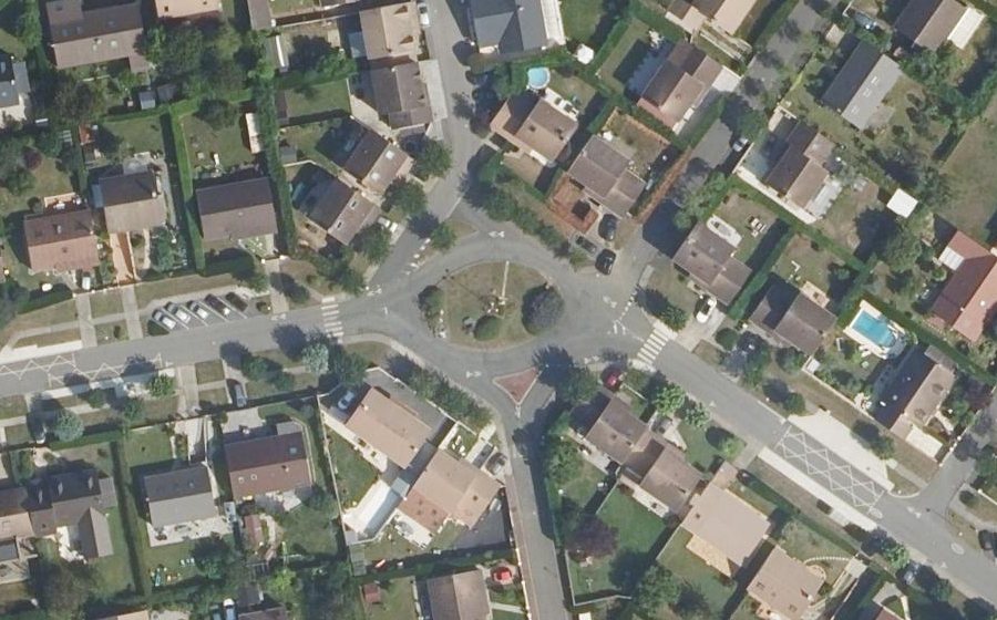 Vue aérienne du Rond-point anonyme n°56182711