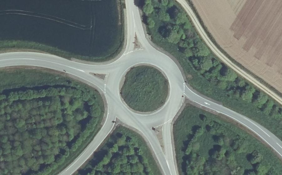 Vue aérienne du Rond-point anonyme n°56208525